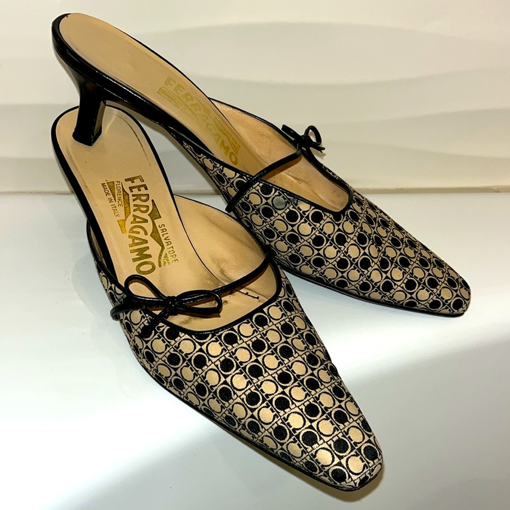 Authe signature logo Salvatore Ferragamo kitten mules